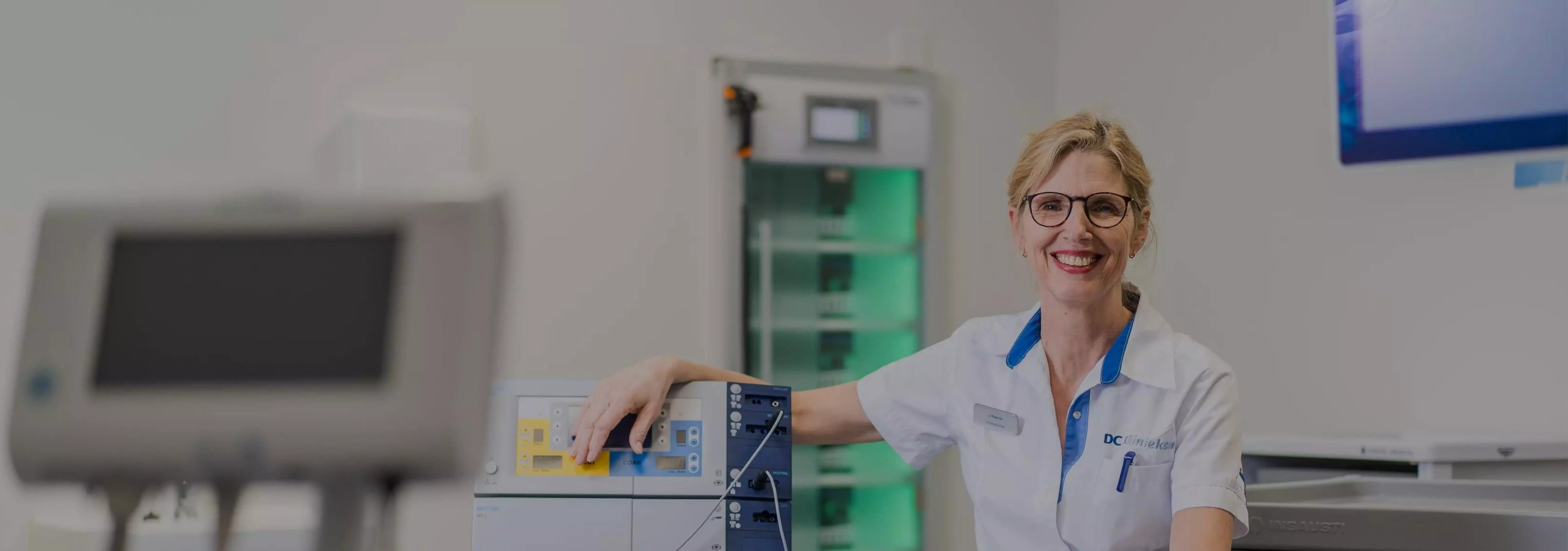 endoscopieverpleegkundige Jose magrijn leunt met een stralende glimlach tegen een MDL apparaat aan