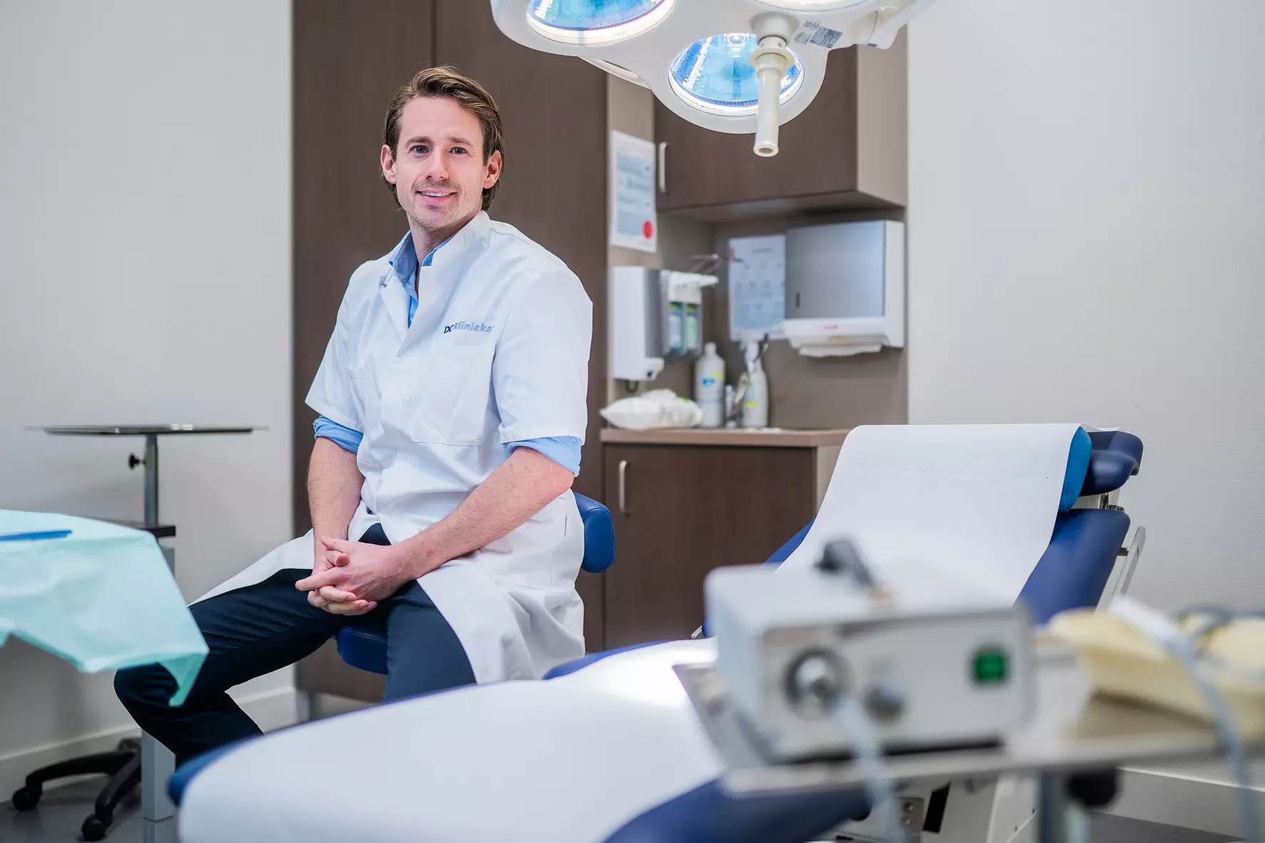 Dermatoloog Sebastiaan van der Bent op de behandelkamer 